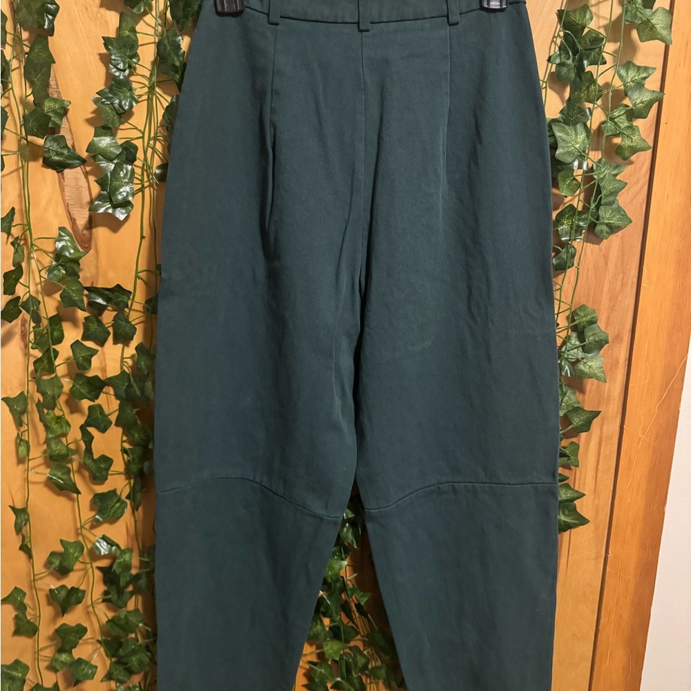 Never worn. Hugh-waisted pants
